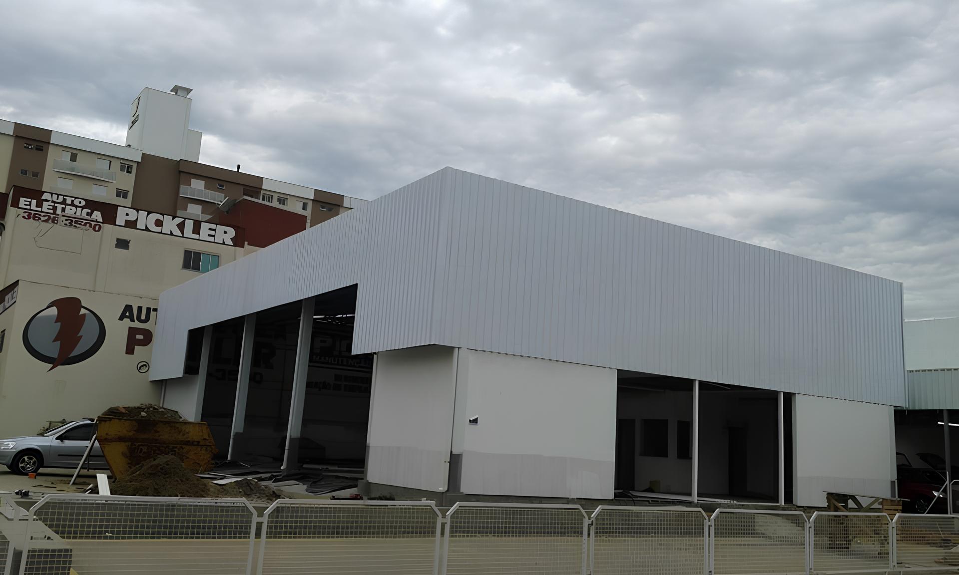 Pavilhão metálico pronto, fachada lateral com cobertura branca